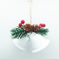 Campanas de Navidad con agujas de pino, piñas y bayas rojas en una cuerda de cáñamo - 9cm Ancho 6cm Alto / Campana Abierta Blanca
