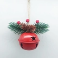 Detalle de una campana de Navidad roja con piñas y bayas en una cuerda de cáñamo - 9cm Ancho 6cm Alto / Campana redonda roja