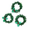 Detalle de tres servilleteros navideños verdes con bayas rojas y hojas de acebo brillantes - 6cm / Hebilla de Servilleta Guirnalda Verde Hoja Triangular