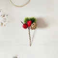 Dettaglio decorazione natalizia con pigna, bacche rosse e cuore su un ramo di pino - Width 6cm Length 8-10cm / Pine Heart-shaped Apple Berry Single Fruit