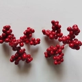 Set mit zwei dekorativen hellroten künstlichen Beeren für festliche Weihnachtsdekoration - Rot