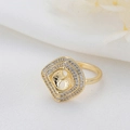 Vista macro di una base per anello placcata oro 14K con zirconi per gioielli fai da te - Montatura Anello Oro 14K (D773)