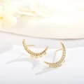 Vue détaillée des boucles d'oreilles croissant dorées avec zircons et trois anneaux - Style Croissant de Lune (H-4223) / Or