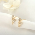 Makroaufnahme von 18K vergoldeten Blatt-Ohrsteckern mit glitzernden Zirkonia-Blumendetails - Blatt-Stil (H-4224) / Gold