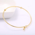Bracciale rigido aperto placcato oro 14k con tre perline e chiusura a gancio - Oro (55mm)