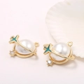 Colgante planeta bañado en oro 14k con perla y estrellas para joyería artesanal - Estilo de Avión Planeta (H-3904) / Chapado en oro 14K