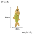 Vue détaillée du pendentif en forme de poisson avec émail vert et placage doré - Style Poisson Émail Vert (BP1377B2)
