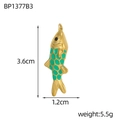 Détail du pendentif poisson de 3,6x1,2cm avec écailles en émail vert et placage doré - Style Poisson Vert Brillant (BP1377B3)