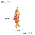 Vue détaillée d'un pendentif poisson doré avec écailles en émail rouge de 3,6cm x 1,2cm - Style Poisson Émail Rouge (BP1377B6)