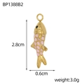 Détail du pendentif poisson doré avec écailles en émail rose et mesure de 2,8 cm - Style Poisson Émail Rose (BP1388B2)