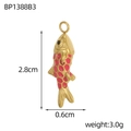 Pendentif poisson doré en émail rouge aux dimensions 2,8cm x 0,6cm sur fond blanc épuré - Style Poisson Goutte d'Huile Rouge (BP1388B3)