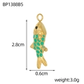 Vue détaillée du pendentif poisson doré avec émail vert et échelle de mesure du bijou - Style Poisson à Pois Verts (BP1388B5)