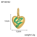 Détail macro d'un pendentif cœur doré avec lettre G en émail vert et dimensions précises - Style Cœur Lettre g Verte (BP1881B2)
