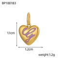 Détail d'un pendentif cœur doré avec lettre y en émail violet et anneau de connexion - Style Cœur Lettre y Lavande (BP1881B3)