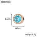Dettaglio macro del ciondolo portafortuna in oro rosa da 0,6 cm con cristallo azzurro - Stile Strass Blu (PJ00318C8)