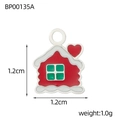 Détail d'un pendentif maison de Noël rouge avec cœur pour création de bijoux artisanaux - Maison de Noël Argentée (BP00135A)
