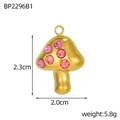 Détail macro du pendentif champignon doré avec pierres roses montrant la hauteur 2,3 cm - Style de Champignon en Strass Rose (BP2296B1)