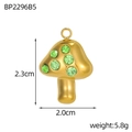 Vista macro ciondolo a fungo dorato con strass verdi e misure di 2,3 cm per 2,0 cm - Stile Fungo in Strass Verde Smeraldo (BP2296B5)