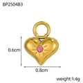 Dettaglio di un ciondolo a cuore in oro da 0,8 cm con zircone rosa e incisioni radiose - Stile Cuore con Motivo a Sole Rosa (BP2504B3)