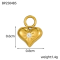 Vista macro di un ciondolo a cuore in oro con zircone e dettagli incisi - Stile Cuore con Motivo a Sole Bianco Trasparente (BP2504B5)