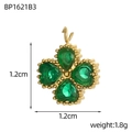Dettaglio pendente quadrifoglio da 1,2 cm con pietre verdi e bordi in oro perlato - Stile Quadrifoglio Cuore Fuso Dorato Strass Verde (BP1621B3)