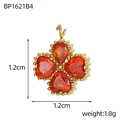 Dettaglio del ciondolo a quadrifoglio dorato con pietre rosse, 1,2 cm e peso di 1,8 g - Stile Quadrifoglio Cuore Fuso Dorato Strass Rosso Arancio (BP1621B4)