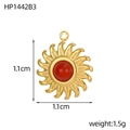 Retro goldener Sonnenanhänger mit rotem Naturstein und spiralförmigen Strahlen - Sonnenförmiger Roter Stein (HP1442B3)