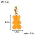 Detalle del colgante de oso naranja con cierre de langosta dorado de 2,2 cm de altura - Oso de Resina Translúcido Naranja (BP1453B3)