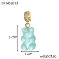 Detalle de un colgante de osito de resina azul claro con cierre dorado y circonitas - Oso de Strass Pavé Translúcido Azul Claro (BP1453B13)