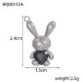 Hasen-Anhänger mit schwarzem Herz-Stein und Maßen von 2,4 cm mal 1,5 cm im Detail - Schwarzes Herz Hasenkopf Cartoon Stil (BPJ00107A)