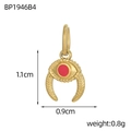 Pendentif corne dorée avec centre en émail rouge et dimensions précises affichées - Style Croissant de Corne Rouge (BP1946B4)