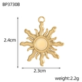 Detailansicht des Barock-Sonnengesicht-Anhängers mit 2,4 cm Höhe und 2,3 cm Breite - Glatter Sonnenstrahl Stil (BP3730B)