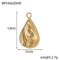 Dettaglio di un ciondolo a goccia dorato con superficie testurizzata e misure di 1,8 cm - Stile Goccia d'Acqua Texturizzata (BP43662DW0)