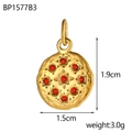 Dettaglio del ciondolo malocchio in oro con zirconi rossi e superficie in metallo martellato - Ciondolo Tondo Strass Rosso (BP1577B3)