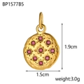 Dettaglio di un ciondolo rotondo dorato con zirconi viola e texture in metallo martellato - Ciondolo Tondo Strass Rosa Viola (BP1577B6)