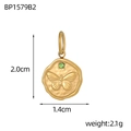 Vista dettagliata del ciondolo rotondo in oro vintage con farfalla sbalzata e zircone verde - Ciondolo Tondo Rilievo Farfalla Pietra Verde (BP1579B2)