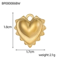 Detail van een gouden hartvormige hanger met zonnestraalmotief, maat 1,8cm bij 1,7cm - Gestapeld Hart (Goud) (BP000086BW)