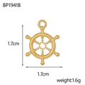 Gedetailleerde close-up van een gouden scheepswiel hanger van 1,7 cm voor DIY-sieraden - Scheepsroer Stijl (Goud) (BP1941B)