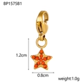 Vue détaillée d'un pendentif étoile dorée avec fermoir mousqueton et zircons orange - Style Étoile Strass Orange Fermoir Mousqueton (BP1575B1)