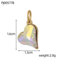 Détail du pendentif cœur en or avec cristal iridescent mesurant 1,6 cm sur 1,3 cm - Pendentif Cœur Asymétrique Cristal Irisé (PJ00577B)