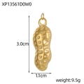 Makroaufnahme des goldenen Erdnuss-Anhängers aus Edelstahl mit strukturierter Schale - Erdnussform-Stil (XP13561D0W0)
