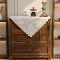 Vintage Beige Spitzen-Tischläufer mit hohlen Blumenmustern auf einem Holzschrank - Amerikanische Blattblume - Cremeweiß / 90*90cm