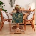 Runner da tavola verde scuro con motivi piuma dorati e bordi ondulati su tavolo in legno - 30*90cm / Verde