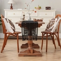 Elegante runner da tavola in pizzo nero con motivi floreali traforati e nappe con frange - 30*360cm / Nero