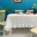Tovaglia rettangolare crema stile nordico con eleganti bordi a volant su tavolo in legno - Stile con Bordi a Volant