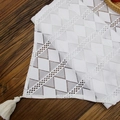 Runner da tavolo in pizzo bianco con motivi geometrici traforati e nappe decorative - 33X160cm / Bianco