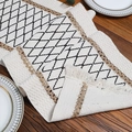 Chemin de table bicolore tissé en coton et lin avec motif losange noir et pompons - Style Losange Grille Noire / Spéc-220