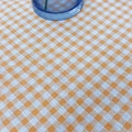 Gros plan sur une nappe à carreaux jaunes et blancs en tissu coton et lin durable - 90*150CM / Orange