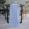 Lichtblauwe chiffon tafelloper met natuurlijke kreuktextuur op donker houten tafel - Haze Blauw / 70*300cm