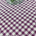 Gros plan sur une nappe à carreaux violets et blancs en tissu coton et lin de qualité - 90*150CM / Violet